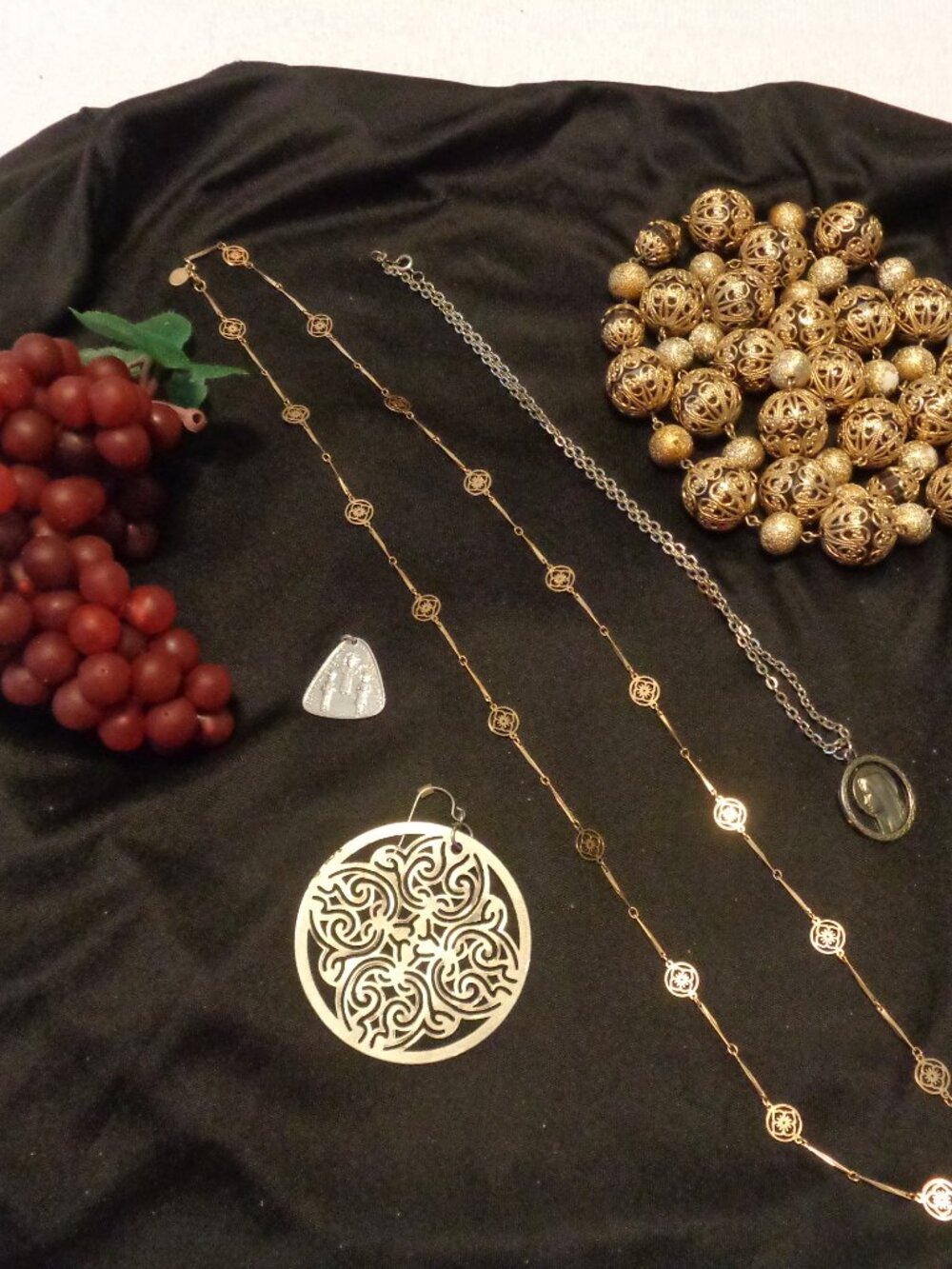 VINTAGE ORNATE OVERLAY GOLDTONE LACEY BEADS RELIGOUS ITEMS NECKLACE GRAPES LOT